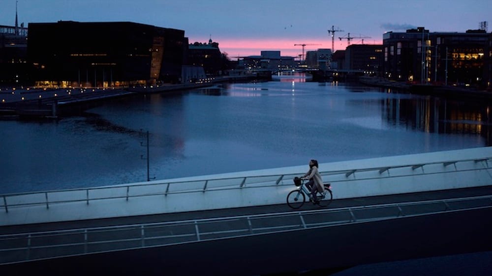 女士在桥上骑行