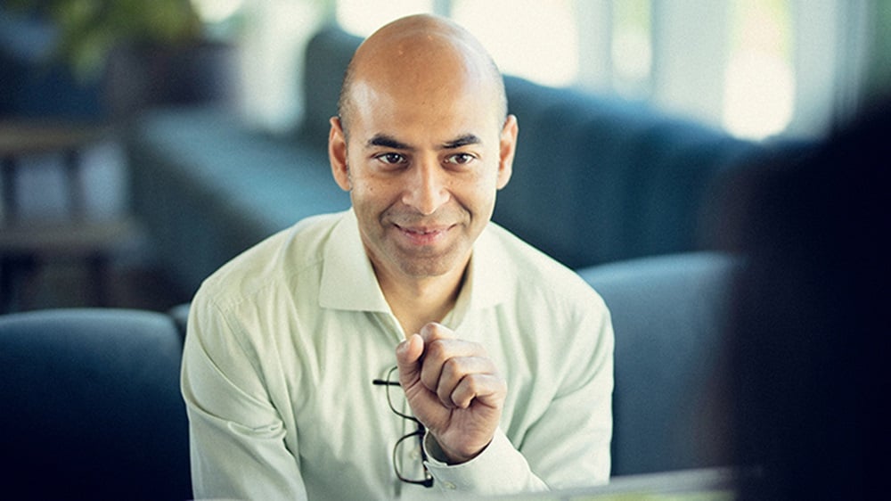 网络安全专业人员微笑着坐在沙发上。