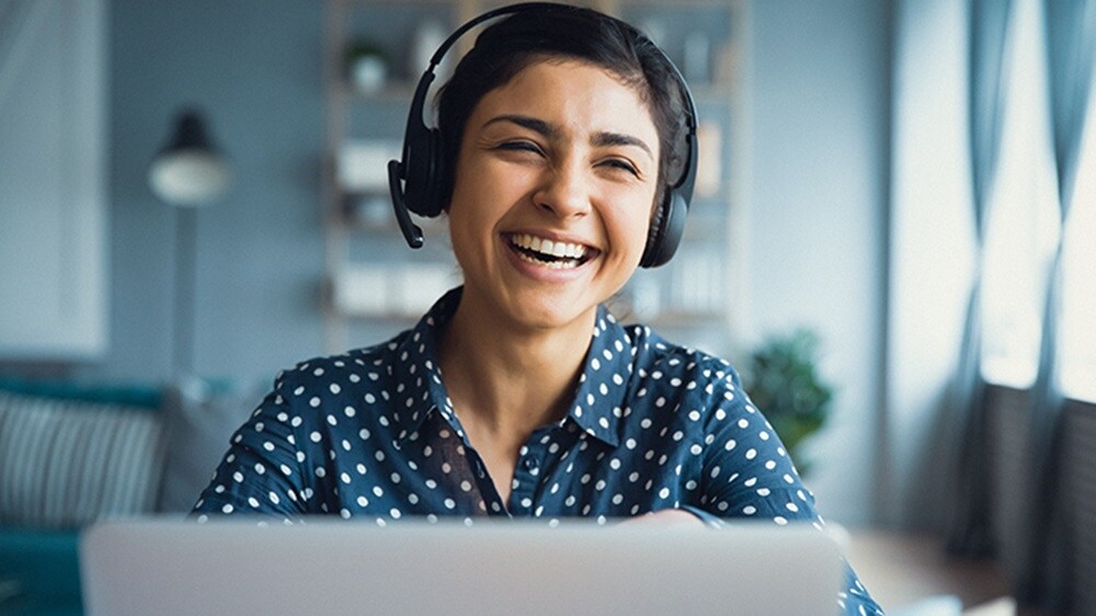 he employee wears a headset and speaks with a customer.