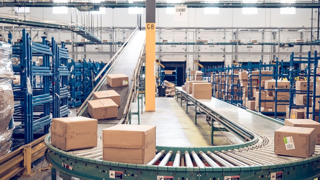Conveyor belt with packages in a distribution warehouse