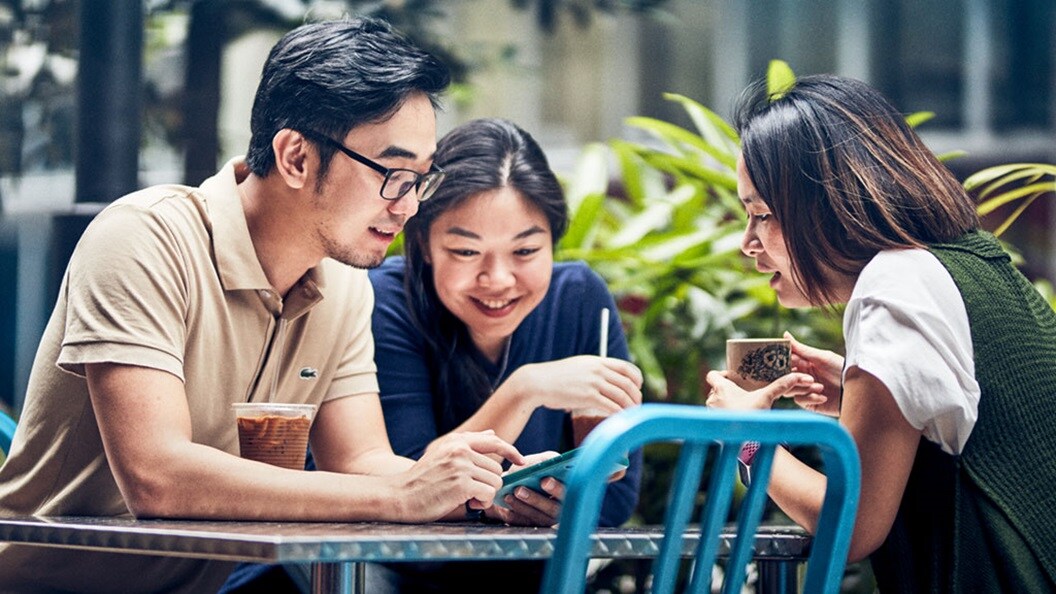 手动在笔记本电脑键盘上打字