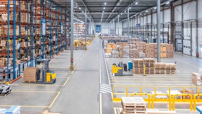 Interior of a smart warehouse with high-density racking, designed for peak-season logistics efficiency and operational resilience.