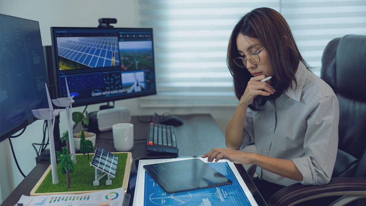 一位女士在办公室整理图片文摘