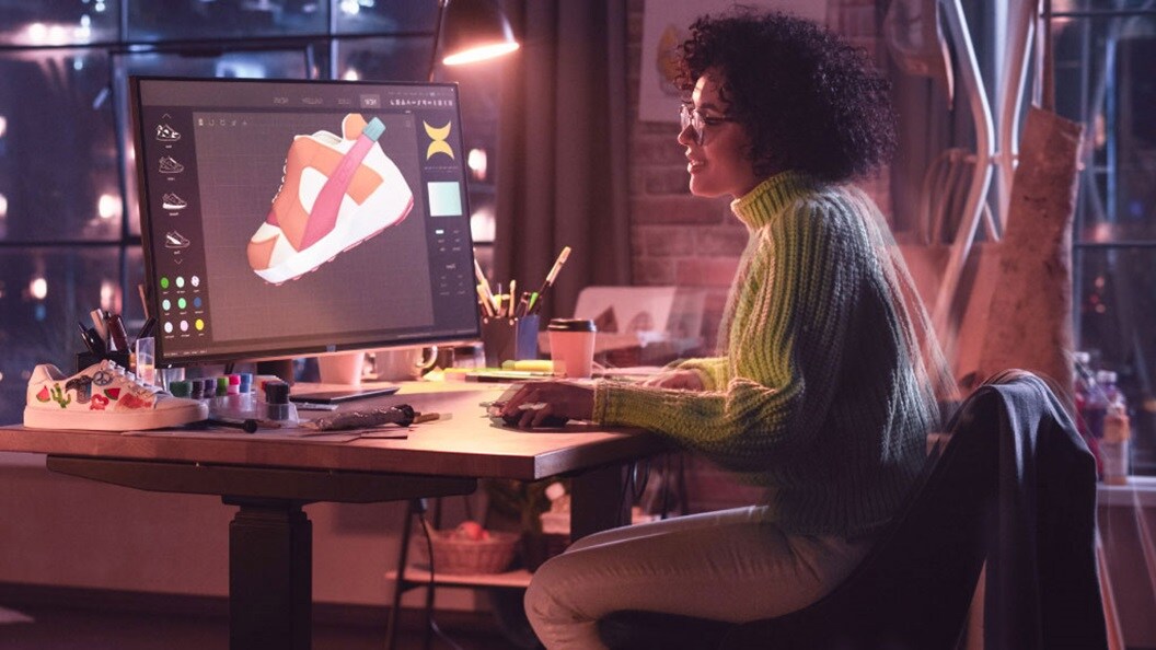 女士在办公桌上设计鞋子。