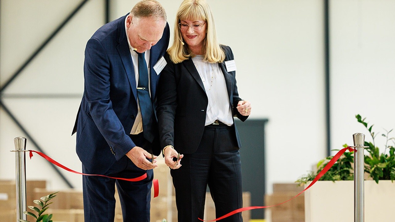 Birna Ödefors cutting the ribbon with John E. Nyborg