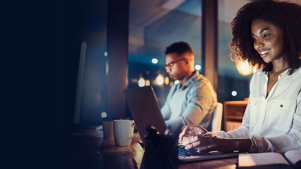 画面上，两名专业人士正使用笔记本电脑查找 AEO 所需的文件清单。