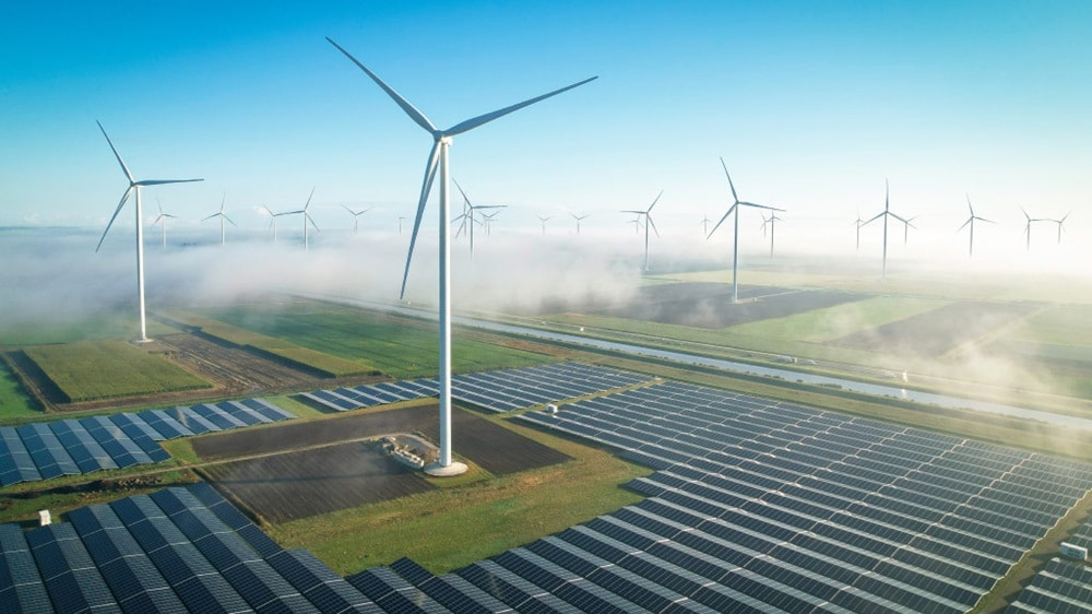 现代化农场中，风力涡轮机与太阳能电池板正源源不断地生产可再生能源。