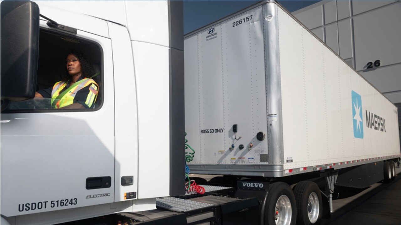 一名卡车女司机在上路前检查后视镜