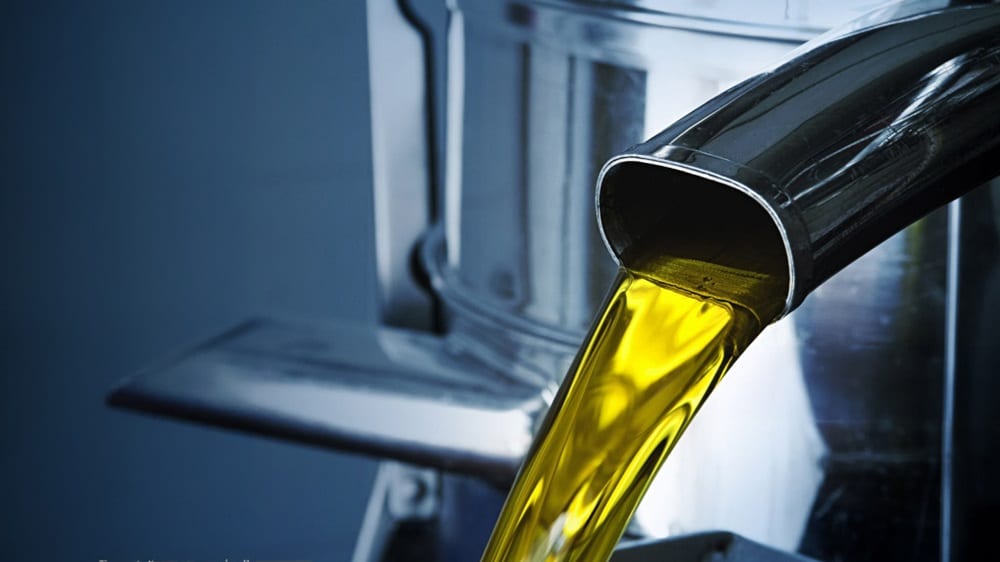 液体货物解决方案 | 液体从金属集装箱流出的特写。