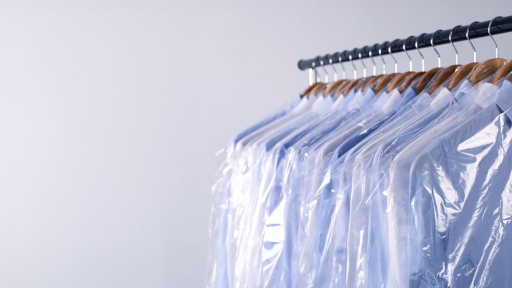一些衬衫挂在货架上
