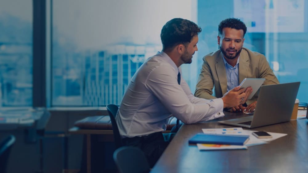 两位商务专业人士讨论海运合同